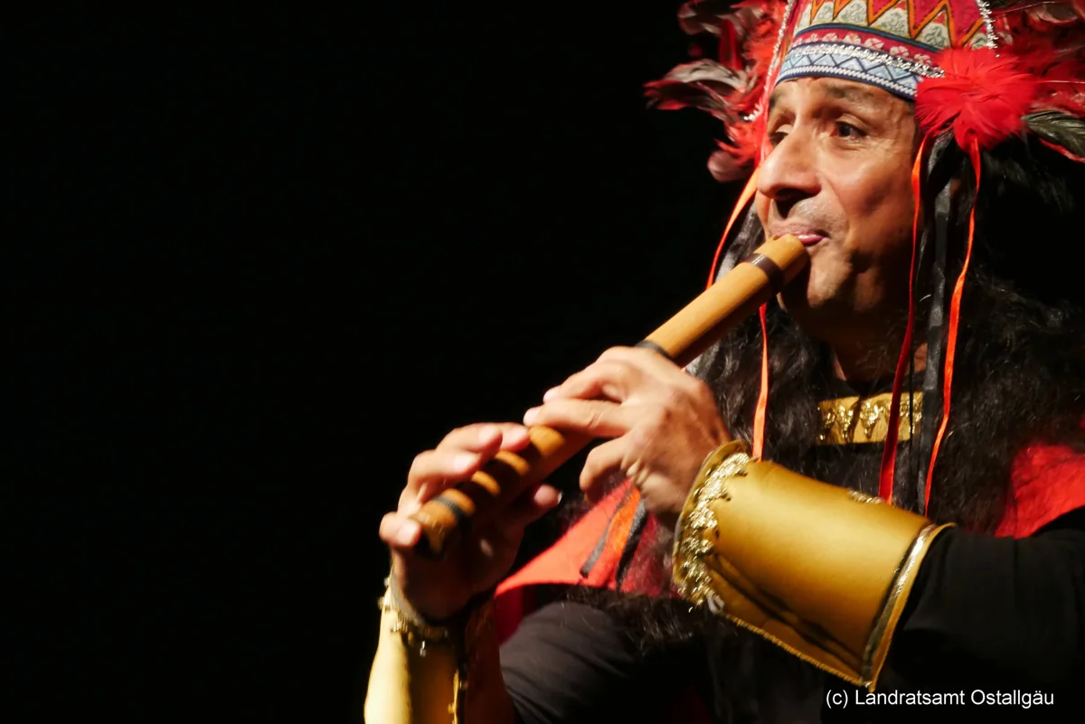 Musiker spielt ein traditionelles Blasinstrument